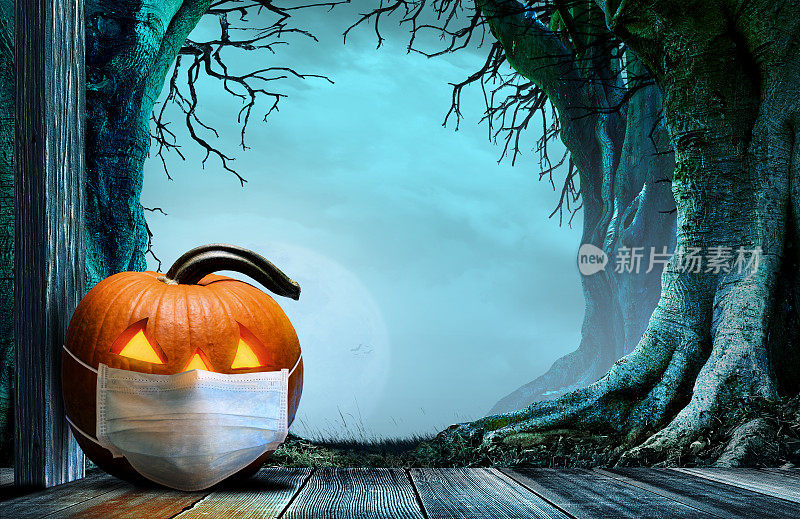 Jack O'Lantern坐在幽灵树前的门廊上